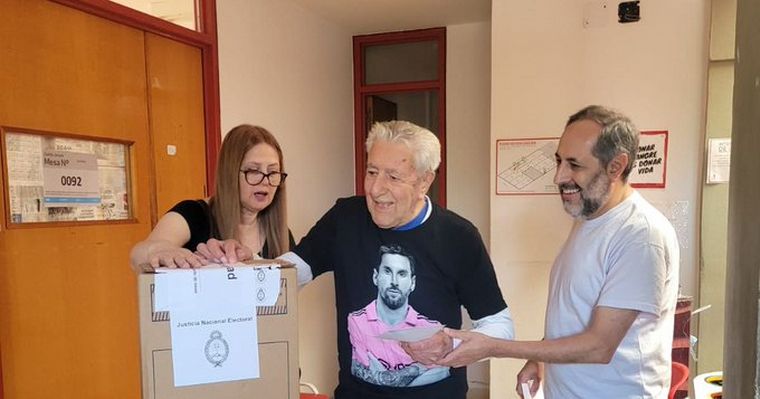 FOTO: Un hombre de 103 años votó en La Plata: 