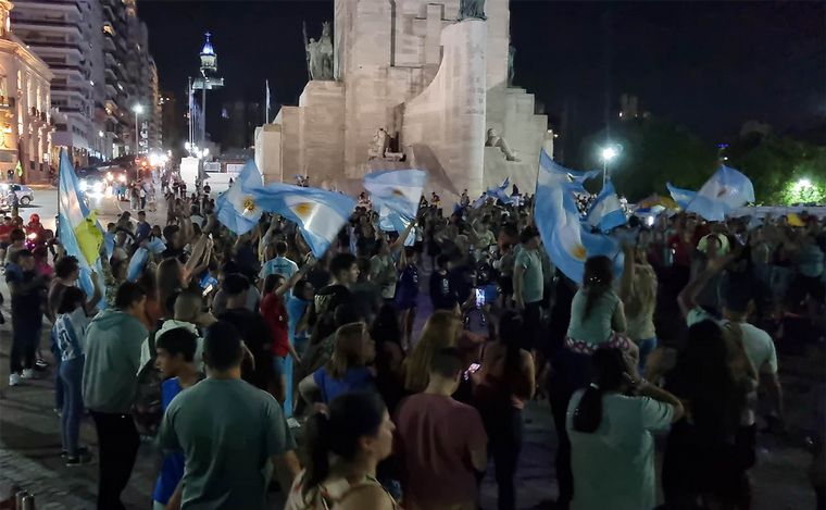 FOTO: Rosario y Santa Fe, claves para Milei: festejos en el Monumento a la Bandera.