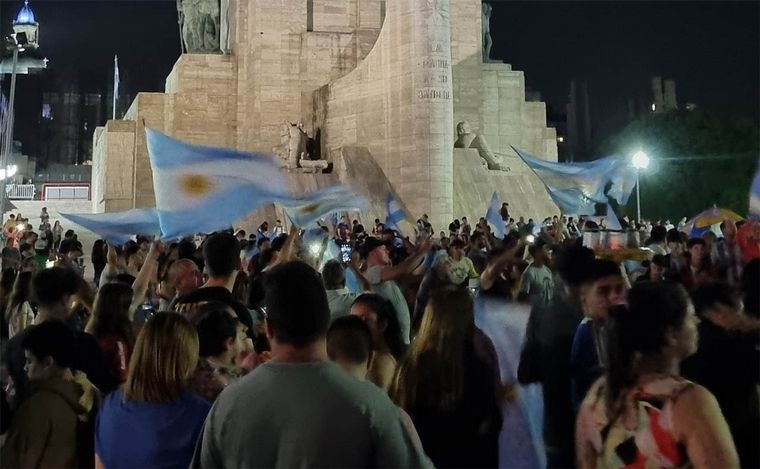 FOTO: Rosario y Santa Fe, claves para Milei: festejos en el Monumento a la Bandera.