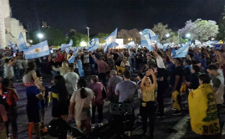 Rosario y Santa Fe, claves para Milei: festejos en el Monumento a la Bandera.