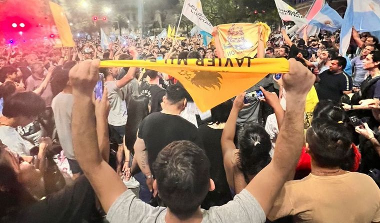 Festejo de los seguidores de Javier Milei en el Patio Olmos.