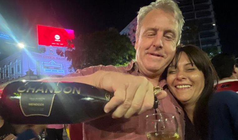 Festejo de los seguidores de Javier Milei en el Patio Olmos.