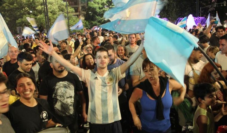 Festejo de los seguidores de Javier Milei en el Patio Olmos.