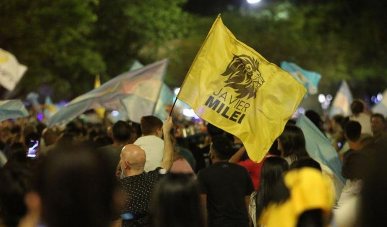 FOTO: Festejo de los seguidores de Javier Milei en el Patio Olmos.  