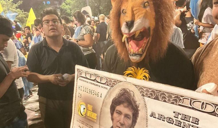 Festejo de los seguidores de Javier Milei en el Patio Olmos.