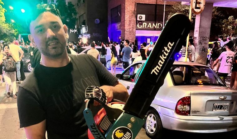 Festejo de los seguidores de Javier Milei en el Patio Olmos.