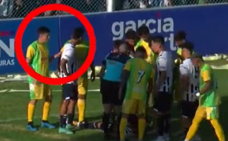 El repudiable gesto de un jugador de Huracán a otro de Talleres