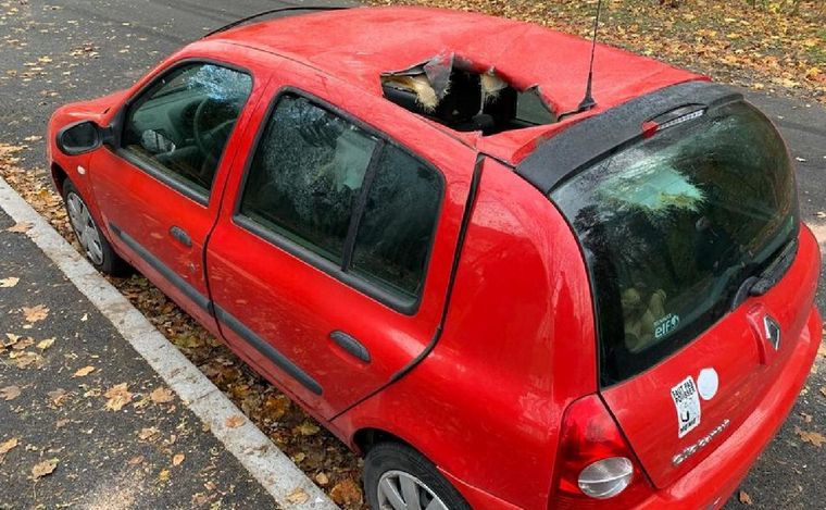 FOTO: Así quedó el Renault Clio tras el impacto de un meteorito.