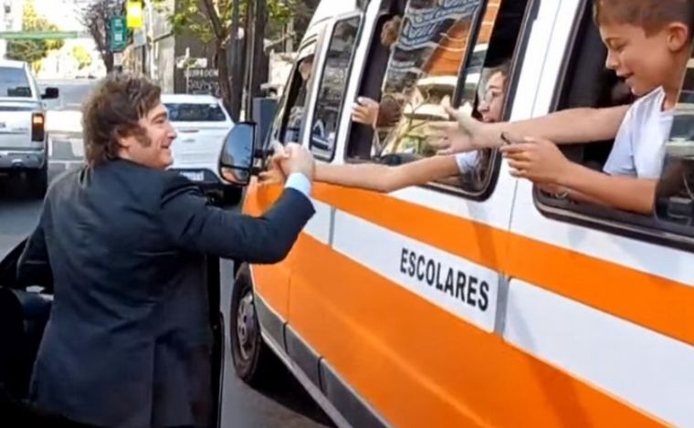 Javier Milei se bajó del auto para saludar a chicos de un micro escolar.