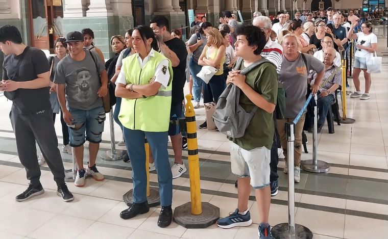 FOTO: Largas filas en Retiro para comprar pasajes en tren a Mar del Plata.