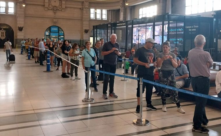 FOTO: Largas filas en Retiro para comprar pasajes en tren a Mar del Plata.