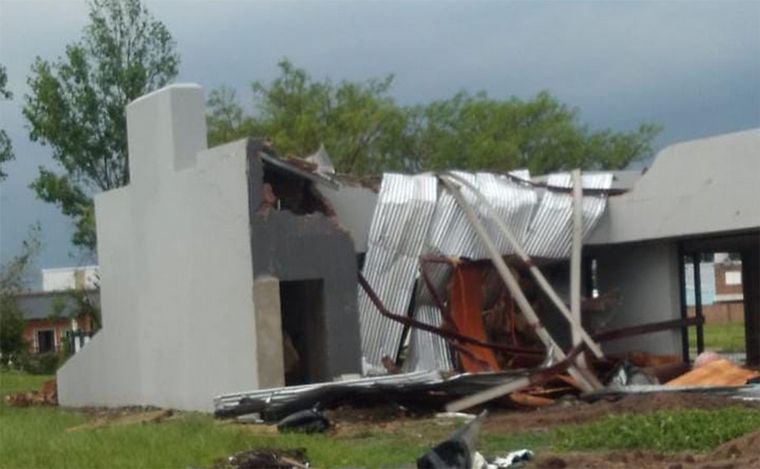 Temporal en Gran Santa Fe: calles inundadas, socavones y voladuras en casas.