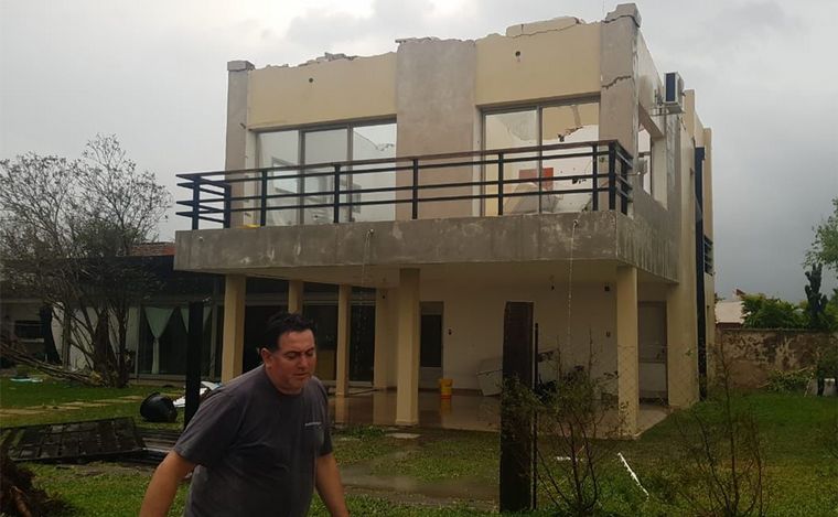 Temporal en Gran Santa Fe: calles inundadas, socavones y voladuras en casas.