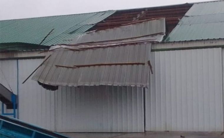 Temporal en Gran Santa Fe: calles inundadas, socavones y voladuras en casas.
