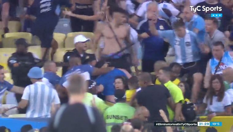 Represión de la policía a los hinchas argentinos. (Foto: captura TyC Sports)
