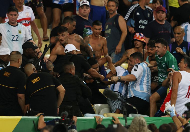 La brutal represión de la policía brasileña a los hinchas argentinos.