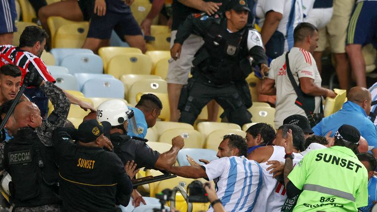 La brutal represión de la policía brasileña a los hinchas argentinos.