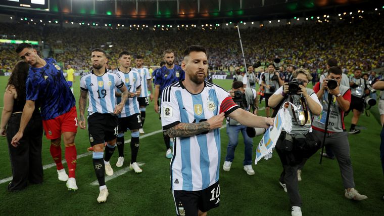 FOTO: Messi, guiando a la selección al vestuario.