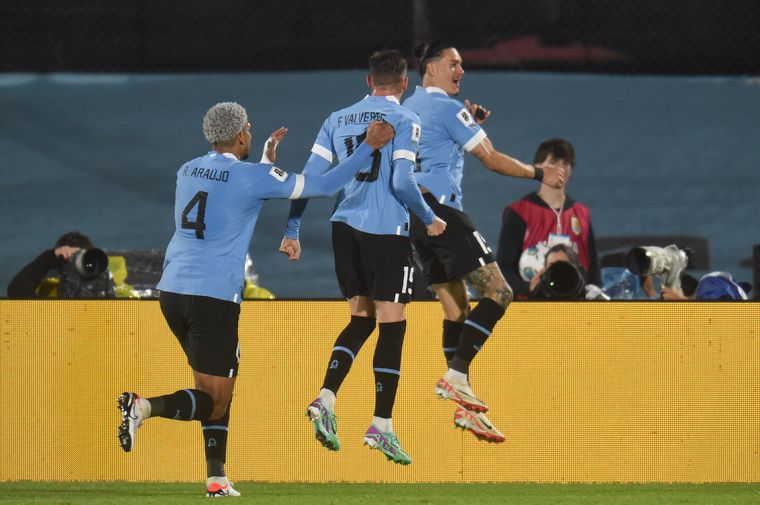 FOTO: Uruguay y Bolivia, en el Centenario. (Foto: @CONMEBOL)