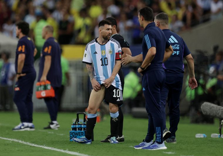 FOTO: Lionel Scaloni, charlando con Messi en Brasil.