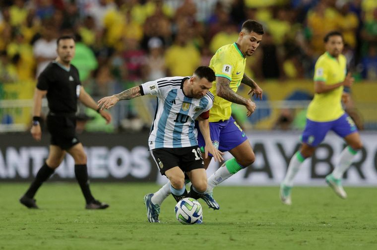 FOTO: Messi sufrió una molestia durante el partido con Brasil.
