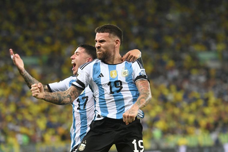 FOTO: Nicolás Otamendi celebra su gol.