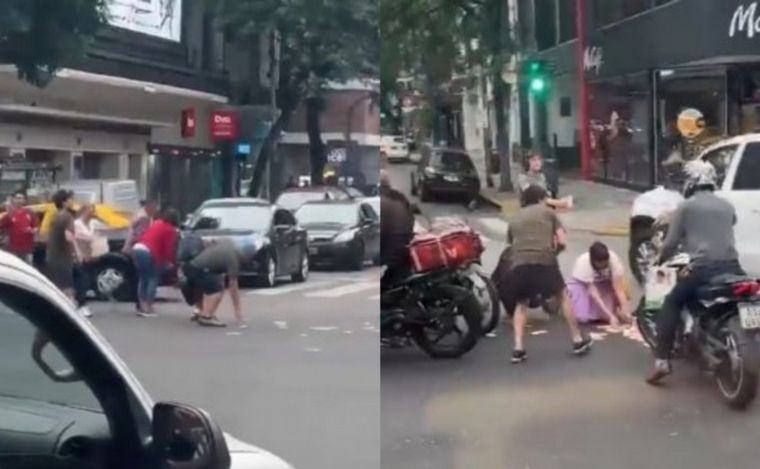 Vecinos ayudan al repartidor a recuperar la plata.