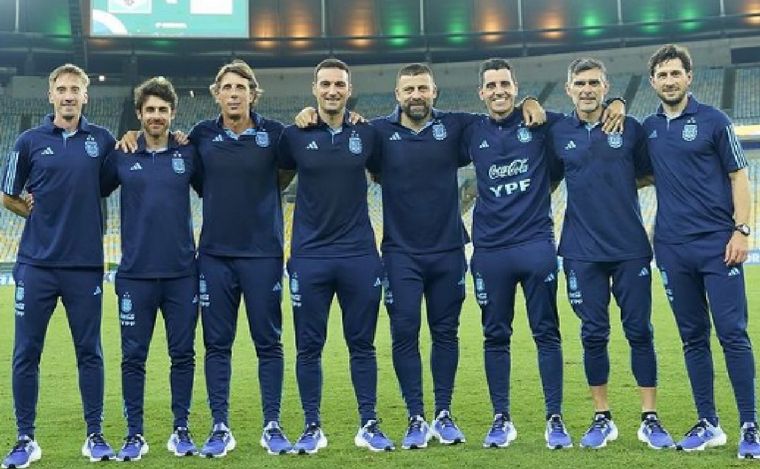 FOTO: ¿La última foto del cuerpo técnico de la selección argentina?