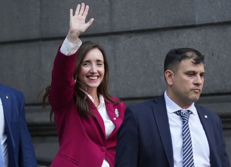 La vicepresidenta electa, Victoria Villarruel, habló brevemente al salir del Senado. 