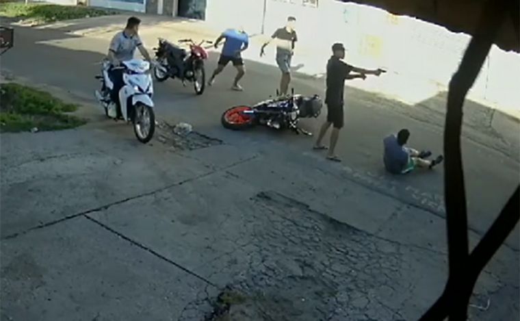 Rosario: escalofriante robo a un joven que fue baleado mientras iba en moto.