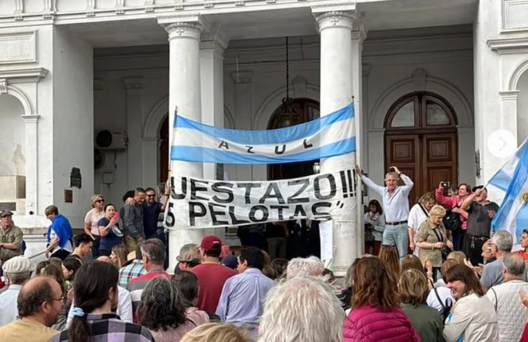 Productores y vecinos se manifestaron en el Concejo Deliberante (Foto: Infocielo).