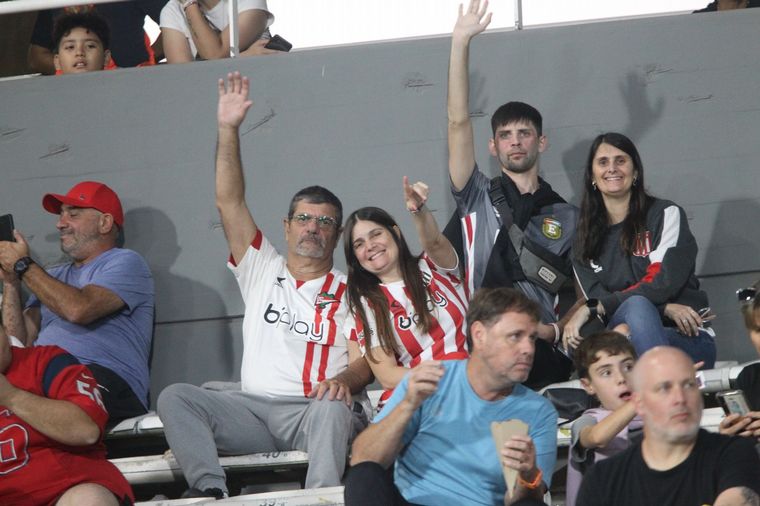 Te vi en la cancha: ¡Encontrá tu foto alentando Estudiantes en el Kempes!