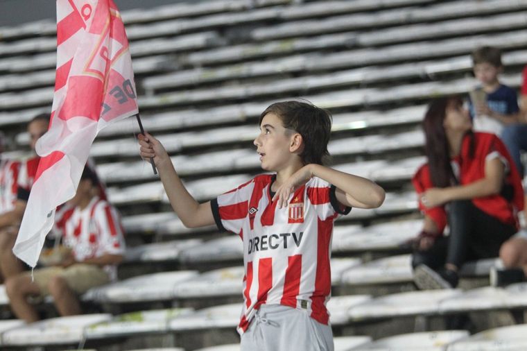 Te vi en la cancha: ¡Encontrá tu foto alentando Estudiantes en el Kempes!