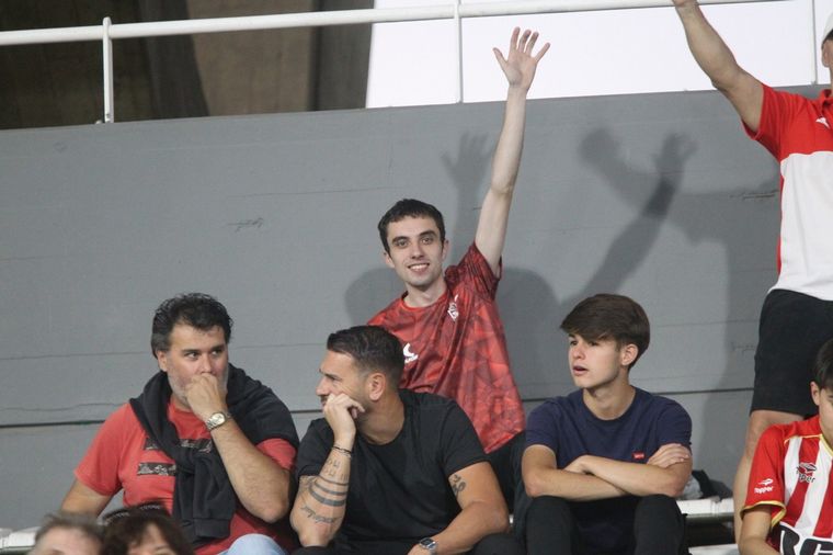 Te vi en la cancha: ¡Encontrá tu foto alentando Estudiantes en el Kempes!