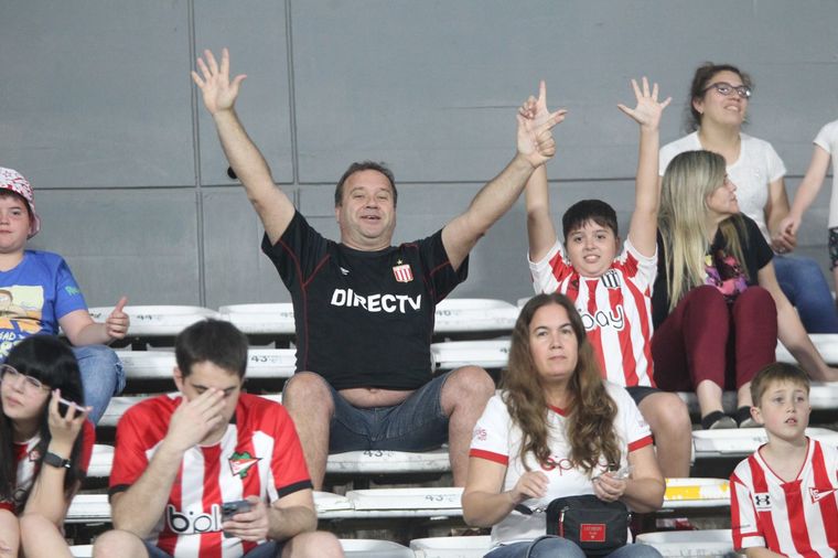 Te vi en la cancha: ¡Encontrá tu foto alentando a Estudiantes en el Kempes!