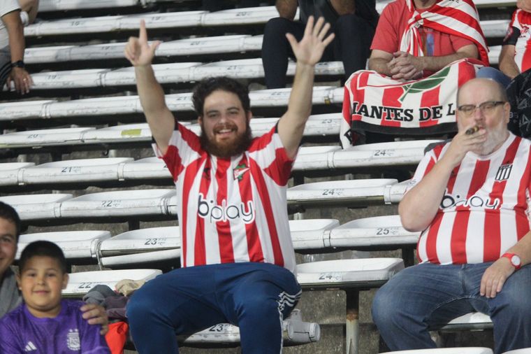 Te vi en la cancha: ¡Encontrá tu foto alentando a Estudiantes en el Kempes!