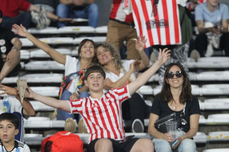 Te vi en la cancha: ¡Encontrá tu foto alentando a Estudiantes en el Kempes!