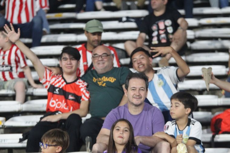 Te vi en la cancha: ¡Encontrá tu foto alentando a Estudiantes en el Kempes!