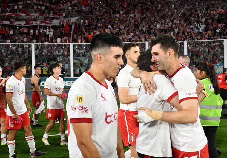 Los jugadores de Estudiantes se abrazan con el pase a la final.
