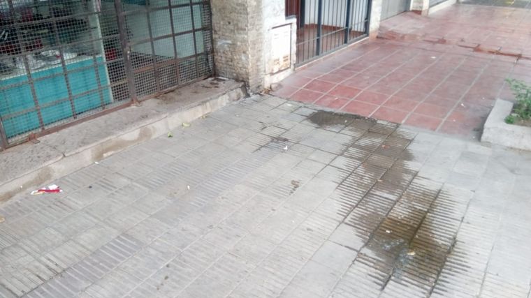 Vecinos de San Vicente denuncian música fuerte, vómitos y orines en la vía pública