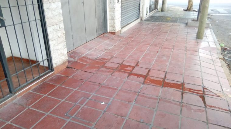 Vecinos de San Vicente denuncian música fuerte, vómitos y orines en la vía pública