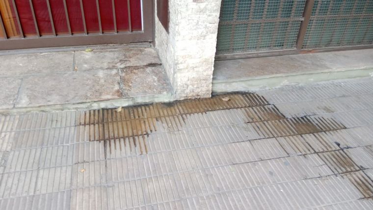 Vecinos de San Vicente denuncian música fuerte, vómitos y orines en la vía pública