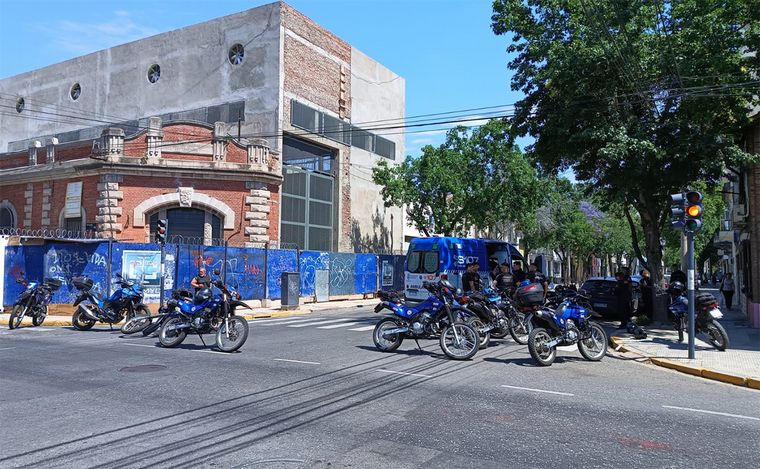 Choque entre motos en el macrocentro: un herido y móvil policial involucrado.