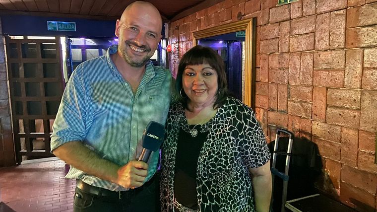 La llama festivalera se prendió en La Taba: noche de música y humor