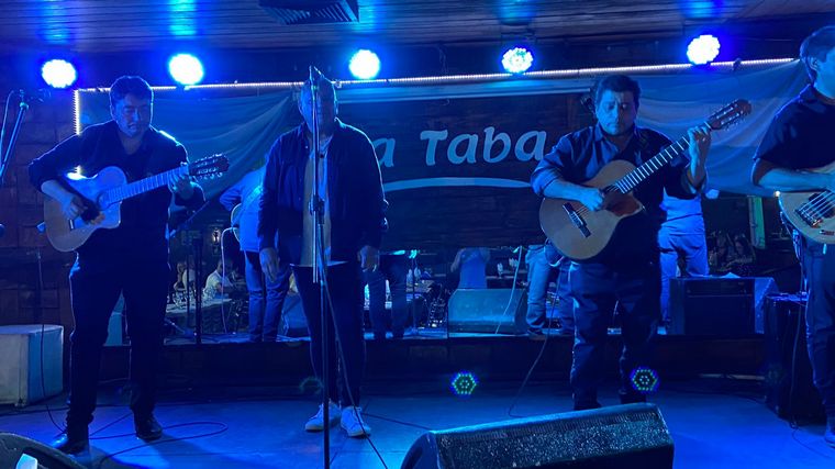 FOTO: La llama festivalera se prendió en La Taba: noche de música y humor
