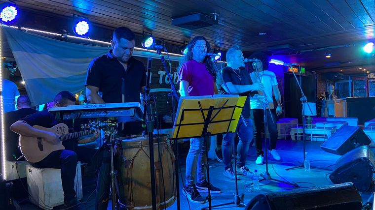 La llama festivalera se prendió en La Taba: noche de música y humor