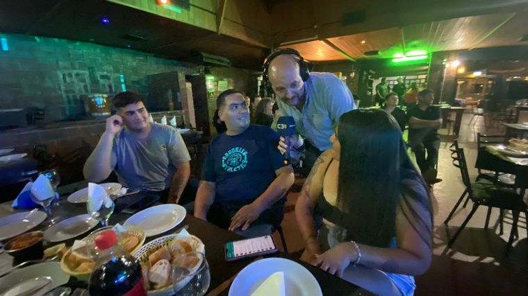 La llama festivalera se prendió en La Taba: noche de música y humor