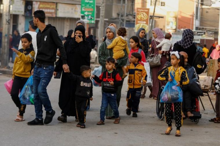 Palestinos, al comienzo de la tregua (Foto: REUTERS/Ibraheem Abu Mustafa)