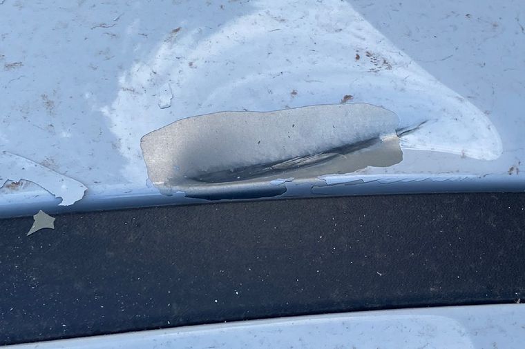 Uno de los disparos daño el auto del policía.