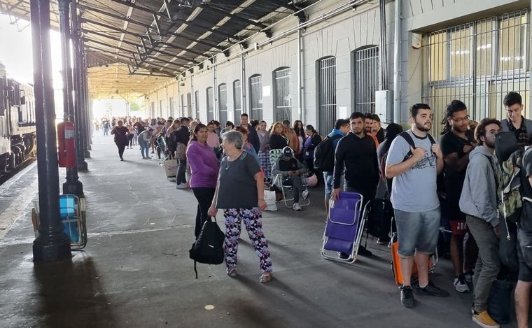 FOTO: Largas filas para comprar pasajes de trenes: 